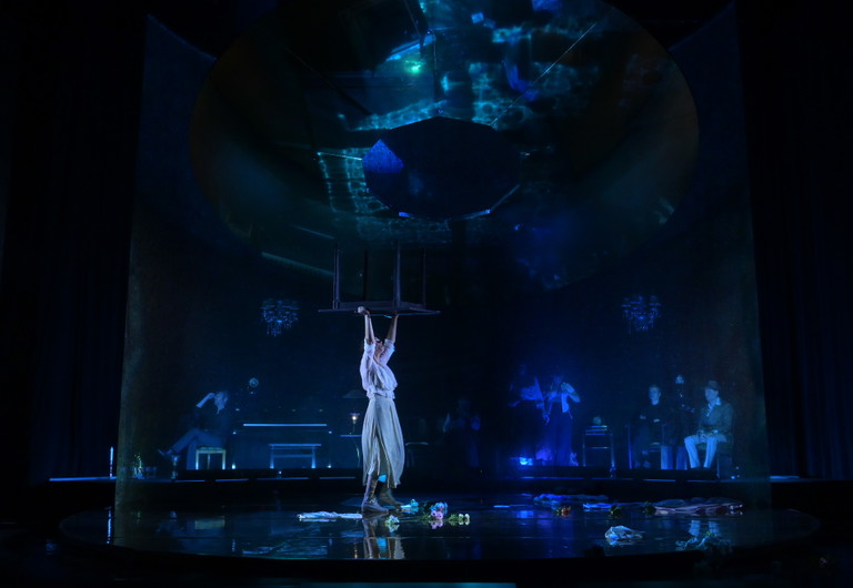 Lorena Emmi Mayer, Ensemblemitglied am Landestheater Linz, spielt Christine.
