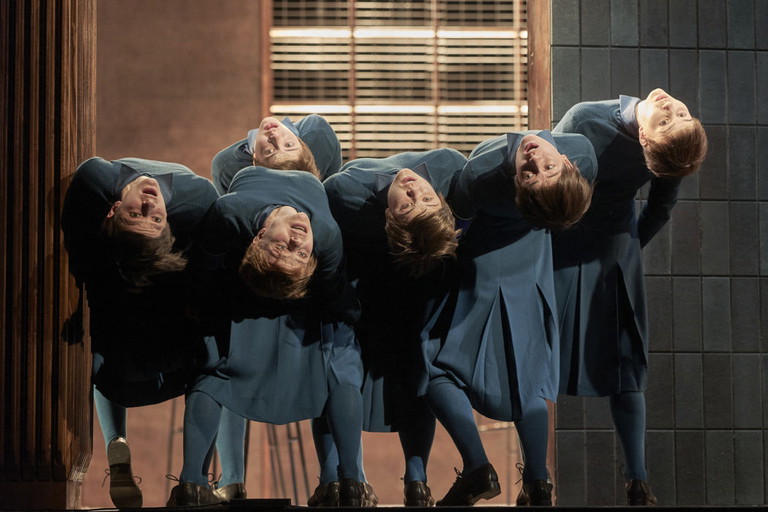 Katharina Beatrice Hierl, Lili Epply, Sophie Scherrieble, Jasha Deppe, Marine Madelin. Lea Nora Härtel in „Hexenjagd" am Berliner Ensemble. 