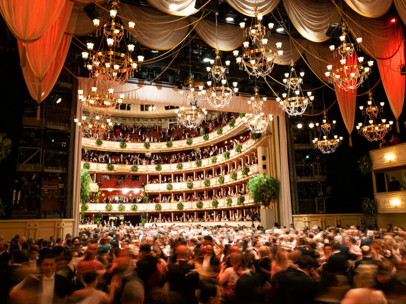 Schönster Ballsaal der Welt. Rund 5.000 Menschen besuchen jährlich den Opernball, dessen Abhaltung gesetzlich verankert ist. Er findet traditionell am letzten Donnerstag des Faschings statt und bildet den festlichen Höhepunkt der Ballsaison. 