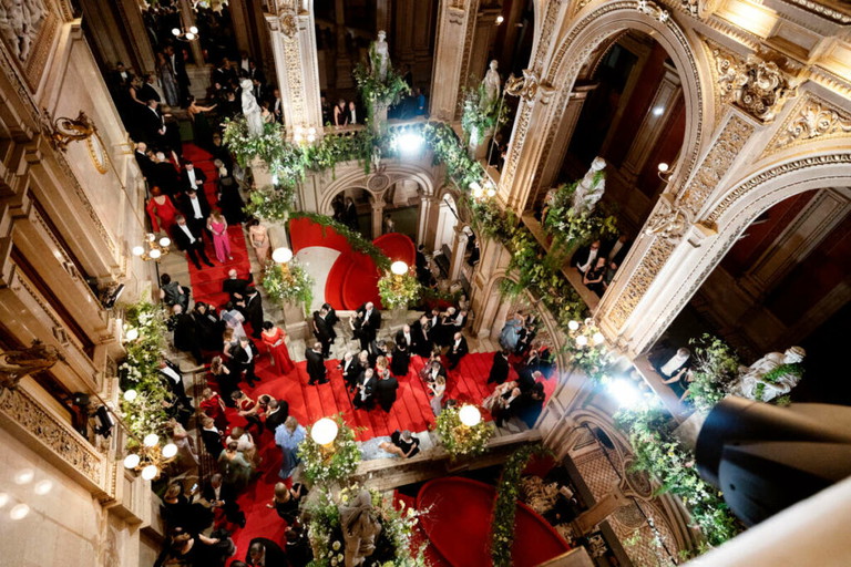 Blühendes Opernhaus. Ein wesentliches Gestaltungselement ist Jahr für Jahr der opulente Blumenschmuck. Tausende Blüten sorgen für zeitgemäße Eleganz – und sind am Ende des Balls begehrte „Mitbringsel“. 