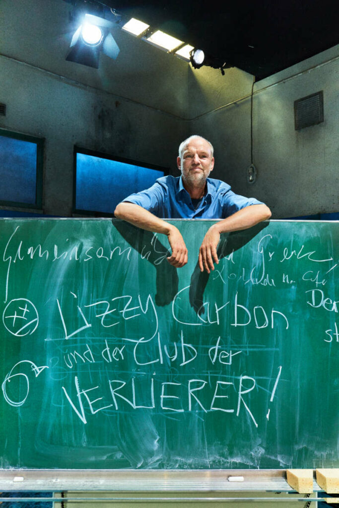 Ort des Grauens.„Das Bühnenbild von Ulrike Reinhard sieht schrecklich aus. Aber das soll es auch“, meint Peter Lund. Im unwirtlichen Kellerraum laufen Lizzy Carbon und ihre Mitstreiter*innen zur Höchstform auf. 