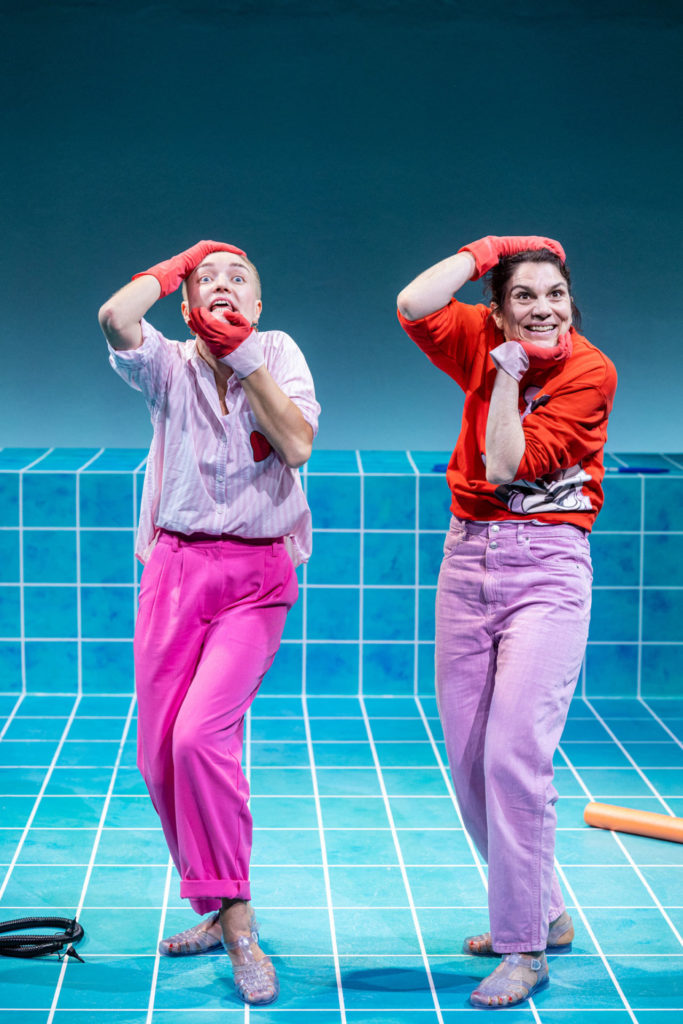 Am 4. Mai feierte die Bühnenadaption der Novelle „Federn lassen" im Kosmos Theater Premiere.