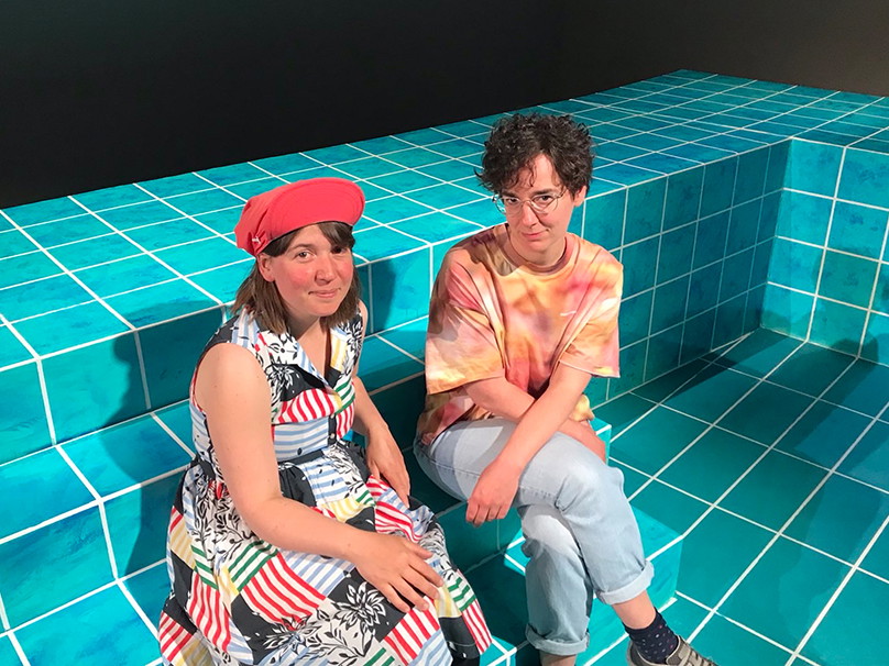 Andrea Simeon und Blanka Rádóczy im Bühnenbild von „Federn lassen" im Kosmos Theater.
