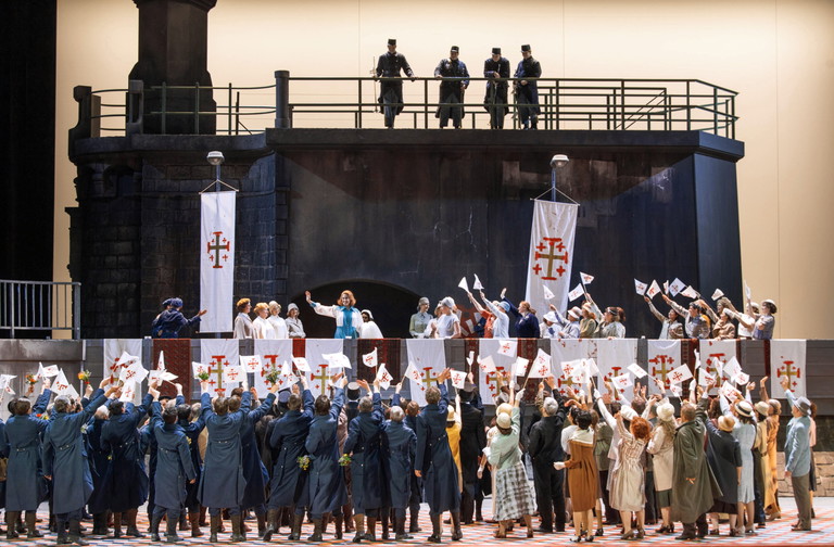 Blick aufs Bühnenbild. Anna Viebrock hat eine monströs-poetische Hafenlandschaft kreiert. Hier die Bühne von den Salzburger Osterfestspielen, mit denen „Lohengrin“ koproduziert wurde. Das Foto stammt aus dem Jahr 2022, die Darstellerin damals war Jacquelyn Wagner – in Wien wird Malin Byström singen.