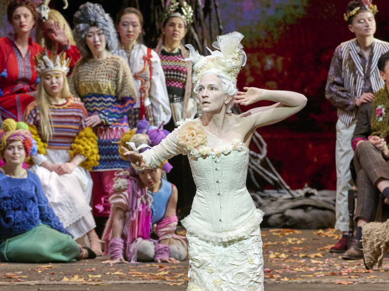 Kate Lindsey als die Musik / die Hoffnung / Echo und das Ensemble von L'Orfeo in der Wiener Staatsoper.
