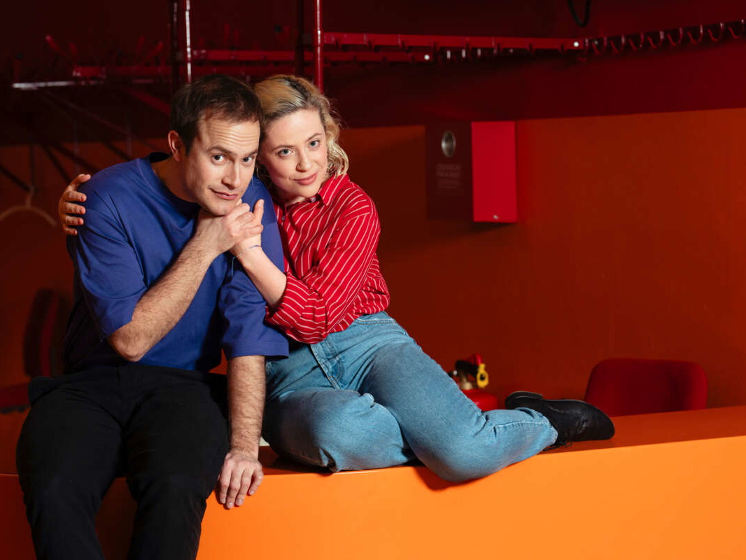 Zusammen weniger allein. Sie sind die Titelhelden Pünktchen und Anton: Katharina Stadtmann und Jonas Graber. Hier in einer der Garderoben des Theaters der Jugend in der Neubaugasse. 