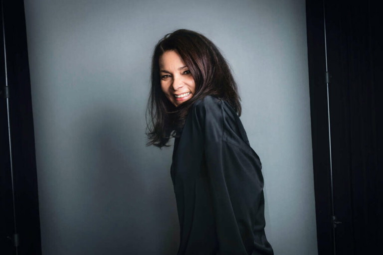 Sandra Cervik ist einer der Schauspiellieblinge der Josefstadt. Zweimal bereits hat Cervik schon Regie geführt – im Theater der Jugend. Jetzt feiert sie in neuer Funktion ihr Hausdebüt in den Kammerspielen mit der Österreichpremiere des neuen Yasmina-Reza-Stücks. „Ich mag die Verantwortung. Ich freue mich, dass ich die sein darf, die die Geschichten erzählt, die ich gerne erzählen möchte. Das finde ich total schön.“ 