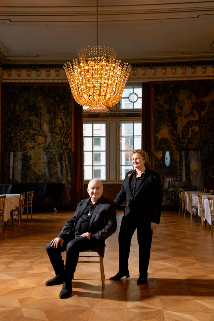 Zwei mit sehr viel Witz und Humor. Alexander Raskatov und seine Frau, die Sopranistin Elena Vassilieva, beim BÜHNE-Interview, das wir bereits 2023 bei einem Besuch Raskatovs in Wien geführt haben. 