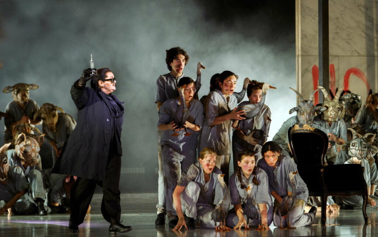 Blacky, der Rabe mit der Spritze. Elena Vassilieva in der Rolle als Blacky ein Teil des Ensembles – wieder mit dabei. 