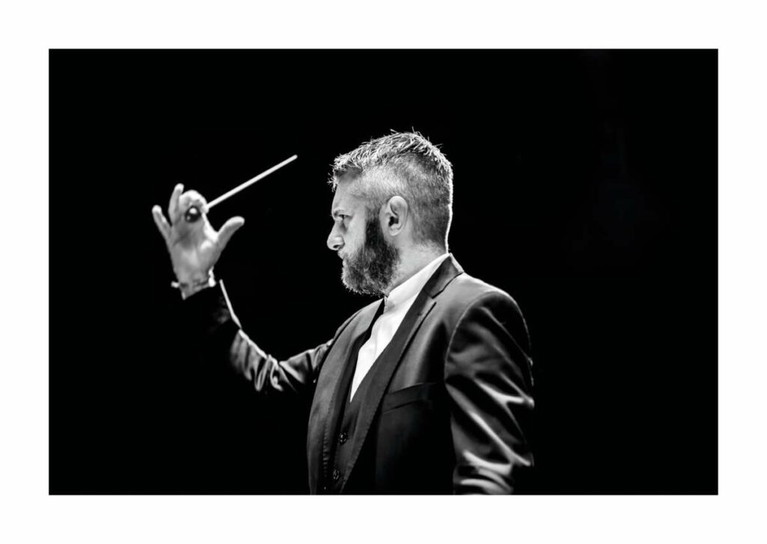 Kirill Karabits. Der gebürtige Ukrainer ist Chefdirigent des Bournemouth Symphony Orchestra und arbeitete international mit führenden Orchestern wie den Münchner Philharmonikern. „Roméo et Juliette“ ist sein Hausdebüt. 
       