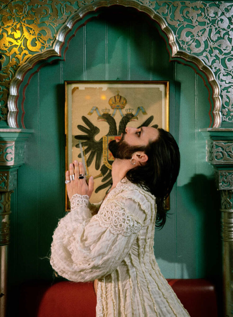 Tom Neuwirth trat mit der TV-Show „Starmania“ ins Licht der Öffentlichkeit. Sein Alter Ego Conchita Wurst gewann 2014 mit „Rise Like a Phoenix“ den Eurovision Song Contest für Österreich und erreichte weltweite Bekanntheit. In Kleidern und mit Vollbart wurde Conchita rasch zur Ikone der queeren Community und zur Aktivistin für Menschenrechte. Tom Neuwirth arbeitet als Musiker, Moderator, Model und bald auch als Schauspieler. 
