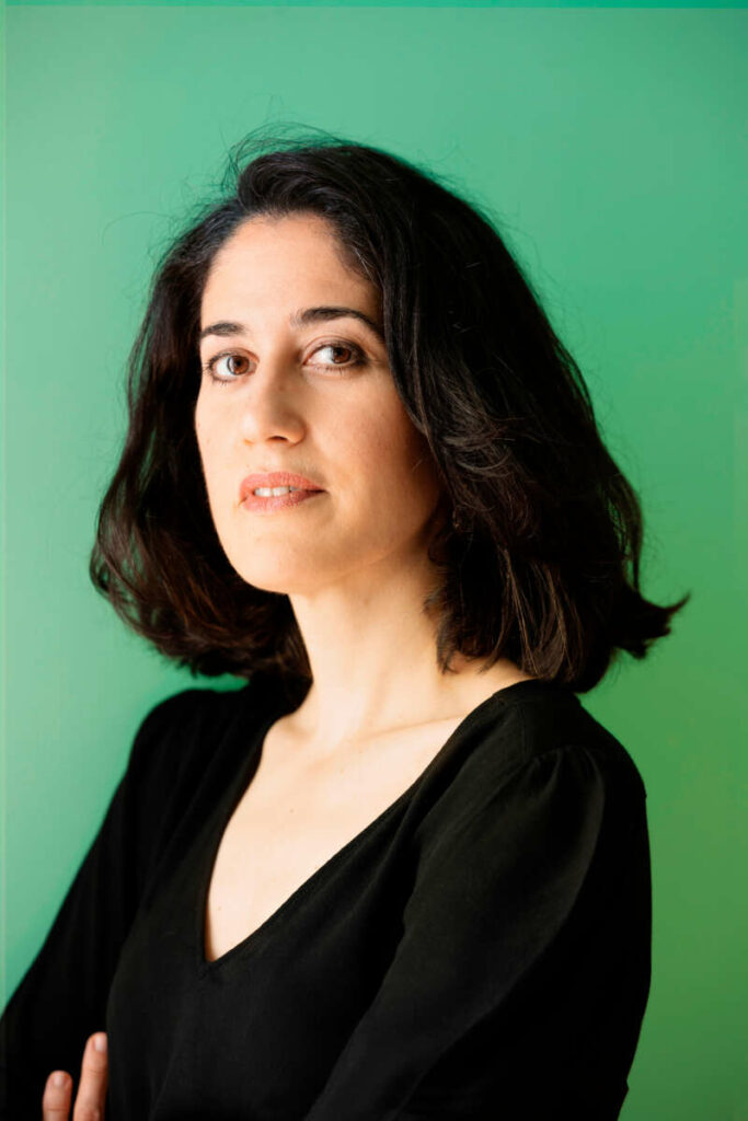Mariame Clément studierte Literatur und Kunstgeschichte, ehe sie über ihre Opernliebe zur Musiktheater-Regie kam. Seit zwei Jahrzehnten inszeniert sie in ganz Europa; mit Ben Glassberg, dem Musikdirektor der Volksoper, hat sie bereits beim Glyndebourne Festival zusammengearbeitet. „Die lustige Witwe“ ist ihr Wiener Operettendebüt. Heuer wird sie bei den Salzburger Festspielen die Regie von „Les Contes d’Hoffmann“ übernehmen. 