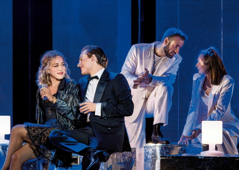 Katharina Gorgi in „Rock Me Amadeus – Das Falco Musical“. Das Foto stammt aus der Erfolgsproduktion im Wiener Ronacher. „Wir konnten beim Erarbeiten der Rolle auf das Wissen von Falco-Begleitern und Freunden zurückgreifen.“ 