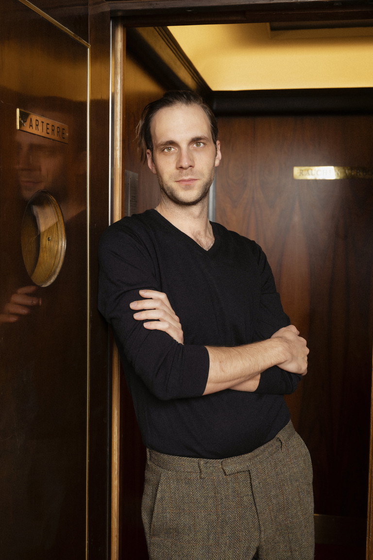 Michael Wächter geboren 1986 in Leipzig, studierte an der Roosevelt High School of the Performing Arts in Kalifornien und an der Hochschule für Schauspielkunst Ernst Busch in Berlin. Er war am Nationaltheater Weimar und zuletzt am Münchner Residenztheater engagiert. Beim Berliner Theatertreffen 2017 wurde er mit dem Alfred- Kerr-Darstellerpreis ausgezeichnet.