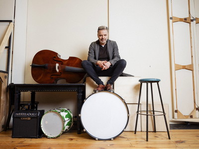 Umgeben von Instrumenten. Obwohl ihn Schauspiel durchaus reizen würde, hat Johannes Erath bisher ausschließlich Oper inszeniert: „Ich brauche Musik als emotionale Andockstelle.“