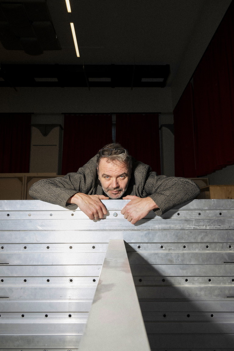 Johannes Erath studierte Violine und spielte u. a. im Orchester der Volksoper, ehe er ins Regiefach wechselte. Er inszenierte Uraufführungen zeitgenössischer Komponisten wie Péter Eötvös „Paradise Reloaded“ und Arnulf Herrmanns „Der Mieter“ ebenso wie große Klassiker: von „Lulu“ über „Don Giovanni“ und „Elektra“ bis hin zu „Le nozze di Figaro“, „Manon“ und „Lohengrin“. Mit der „Csárdásfürstin“ gibt er nun sein Operettendebüt.