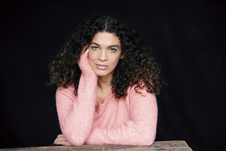 Isabelle Redfern gehörte bis 2022 zum Ensemble der Berliner Schaubühne. Außerdem ­spielte sie u. a. am Schauspielhaus Hamburg, am Thalia Theater Hamburg, am Burgtheater und am Residenztheater München. Weil die ausgebildete Sängerin große Lust auf Musiktheater hatte und sich künstlerisch mehr ­einbringen wollte, begann sie mit den Kollektiven „MamaNoSing!“ und „GlossyPain“ zu inszenieren. „Sistas!“ von Golda Barton wurde 2023 zu den Mülheimer Theatertagen eingeladen.