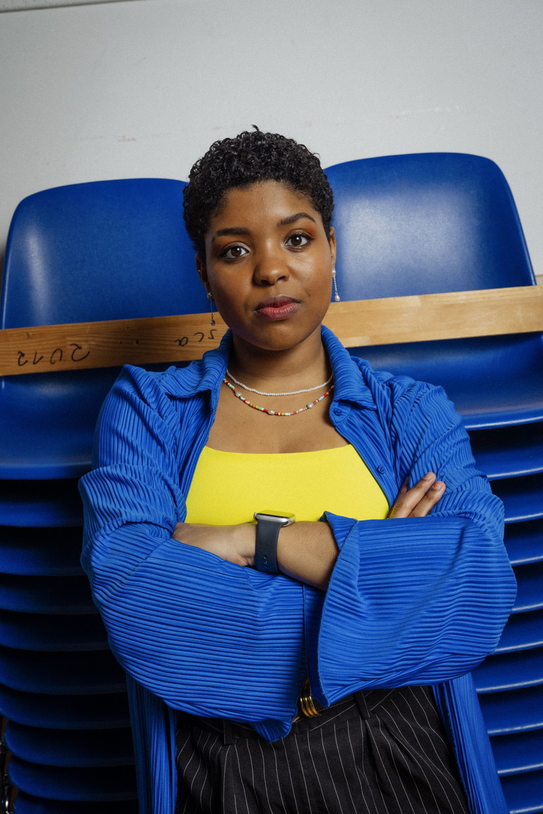 Jaye Simmons: Geboren in Baltimore (USA); Bachelor- und Masterstudium Gesang an der Juilliard School New York, Abschluss 2020; 2021 Auszeichnung mit dem Met Opera Laffont Encouragement-Preis; von 2022 bis 2024 im Opernstudio der Volksoper Wien; in dieser Saison an der Volksoper zu sehen als Flamma in „Die Reise zum Mond“, Maria in „West Side Story“ und Papagena in „Die Zauberflöte“.