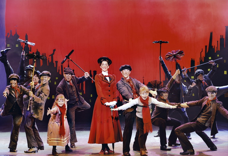 Mary Poppins. Bezaubernde deutschsprachige Erstaufführung: Annemieke van Dam, David Boyd, Fiona Bella Imnitzer, David Paul Mannhart und Ensemble 2014 im Ronacher.