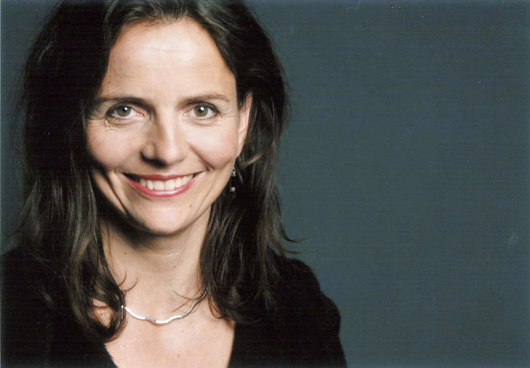 Amélie Niermeyer wurde in Bonn geboren und startete ihre Regiekarriere im Alter von 23 Jahren am Münchner Residenztheater. Sie leitete das Theater Freiburg und das Düsseldorfer Schauspielhaus. Seit 2011 ist sie Regieprofessorin am Mozarteum Salzburg und leitet dort den Studiengang für Schauspiel und Regie. Sie ist bekennender Tschechow-Fan und erkennt in „Onkel Wanja“ viele Bezüge zu unserer Zeit.