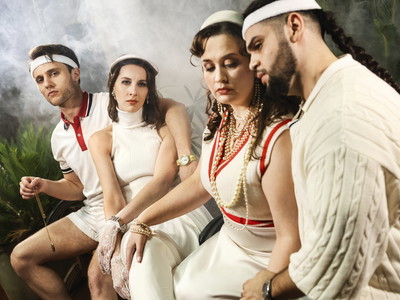 Stanisław Napierała (Ferrando), Maria Hegele (Dorabella), Kamila Dutkowska (Fiordiligi) und Pablo Santa Cruz (Guglielmo; v. li. n. re.)  zelebrieren das mondäne Leben  im eleganten Tennisclub.