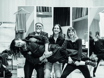 Gruppenbild bei den Proben. Jan Lauwers (Regie/Bühne), Diva Kate Lindsey und Schauspielerin Romy Louise Lauwers tragen hier Komponist Maarten Seghers auf Händen.