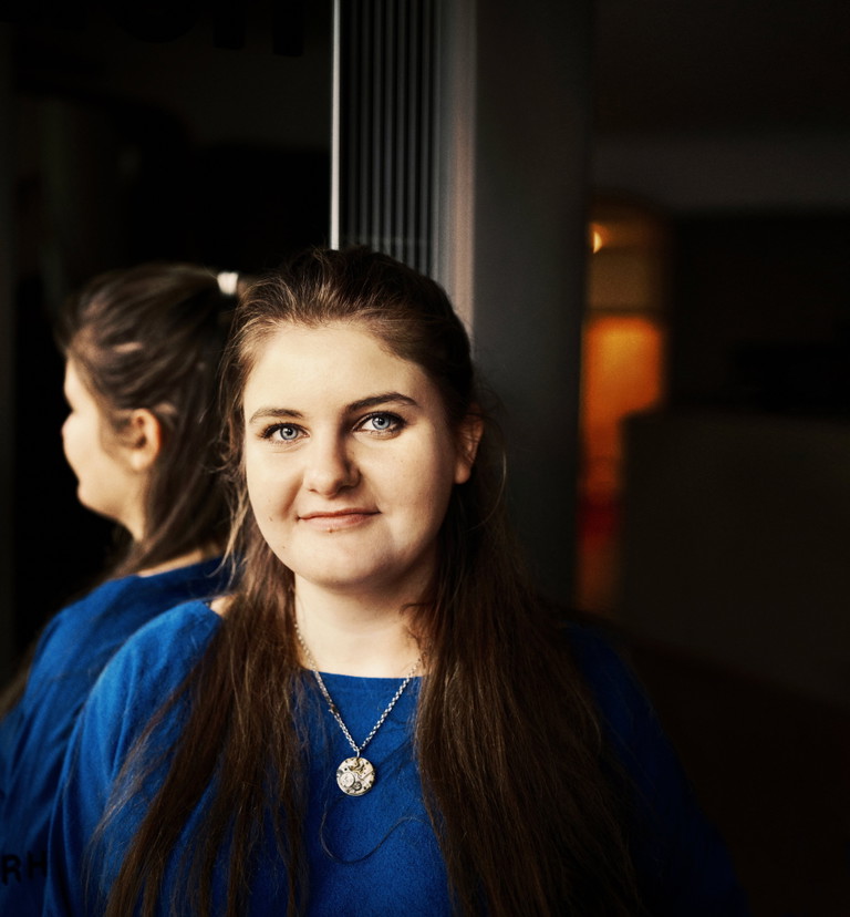 Lisa Wentz, 29. In Schwaz geboren, besuchte Wentz zuerst die Schauspielschule in Wien und absolvierte dann den Studiengang Szenisches Schreiben in Berlin. Ihr Stück „Adern“ wurde ein Hit am Burgtheater und gewann zuerst den Retzhofer Dramatikpreis und dann den NESTROY. Wentz ist eine der spannendsten jungen Dramatikerinnen im deutschsprachigen Raum. Das aktuelle Stück „Azur“ ist ein Auftragswerk der Josefstadt. Regie führt David Bösch, der schon „Adern“ inszenierte.