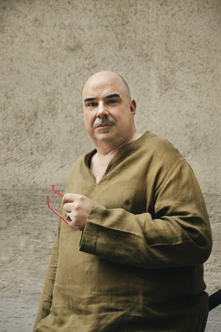 Robert Joseph Bartl. Mit der Figur des Lennie in „Von Mäusen und Menschen“ erfüllt sich für den Charakterkopf eine Traumrolle. Zudem ist er in Max Frischs „Biedermann und die Brandstifter“ besetzt.