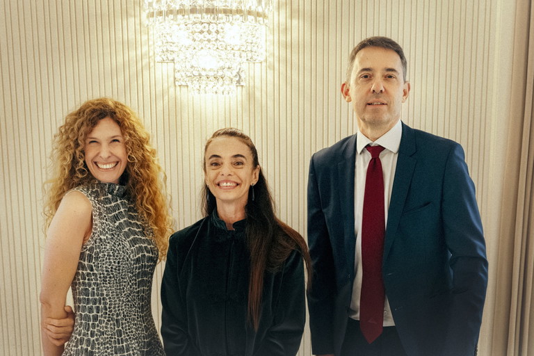Da freuen sich aber alle sehr. Lotte de Beer (Volksoper), Alessandra Ferri und Bogdan Roščić – das Staatsballett ist für beide großen Häuser zuständig. Das Foto wurde bei der Präsentation Ferris im vergangenen Jahr in der Wiener Staatsoper aufgenommen.