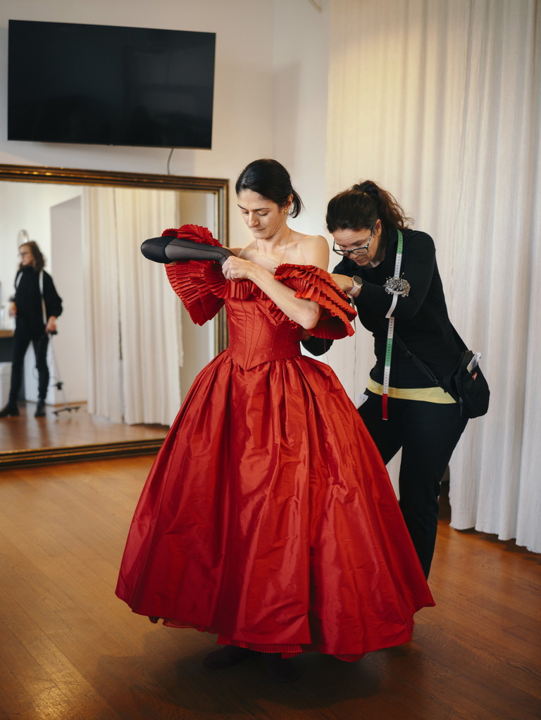 Aufmerksame Atmosphäre. Ketevan Papava, Erste Solotänzerin des Wiener Staatsballetts, bei der Anprobe in den Werkstätten von Art for Art. Jürgen Rose entgeht auch nicht das kleinste Detail. „Meine Augen funktionieren sehr gut“, konstatiert er trockenen Humors.