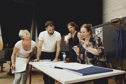 Star-Dirigentin Simone Young (li.) erklärt die Partitur.