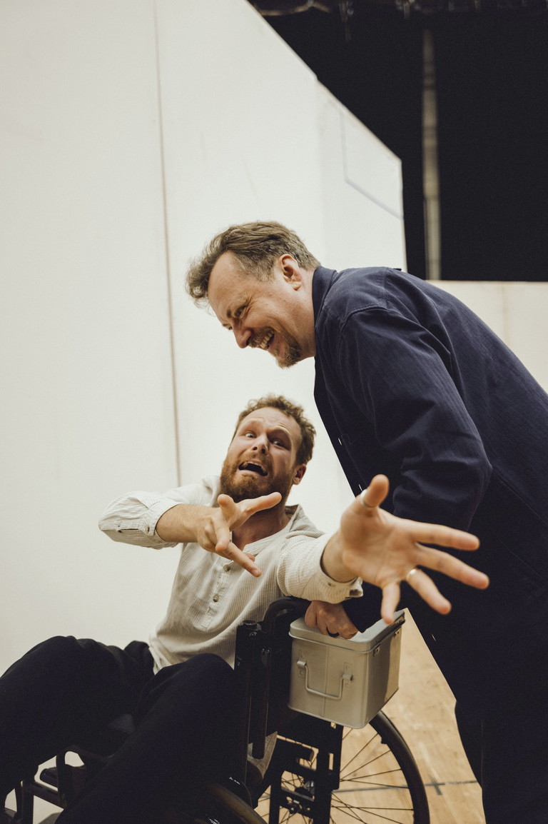 Philippe Sly (im Rollstuhl) und Georg Nigl hatten sichtlich Spaß beim BÜHNE-Shooting.