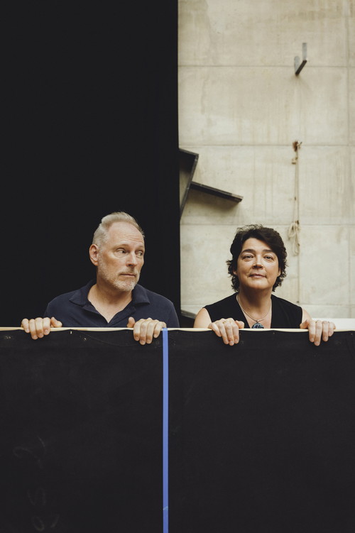 Charles Workman (Nagg) und Hilary Summers proben die Mülltonne