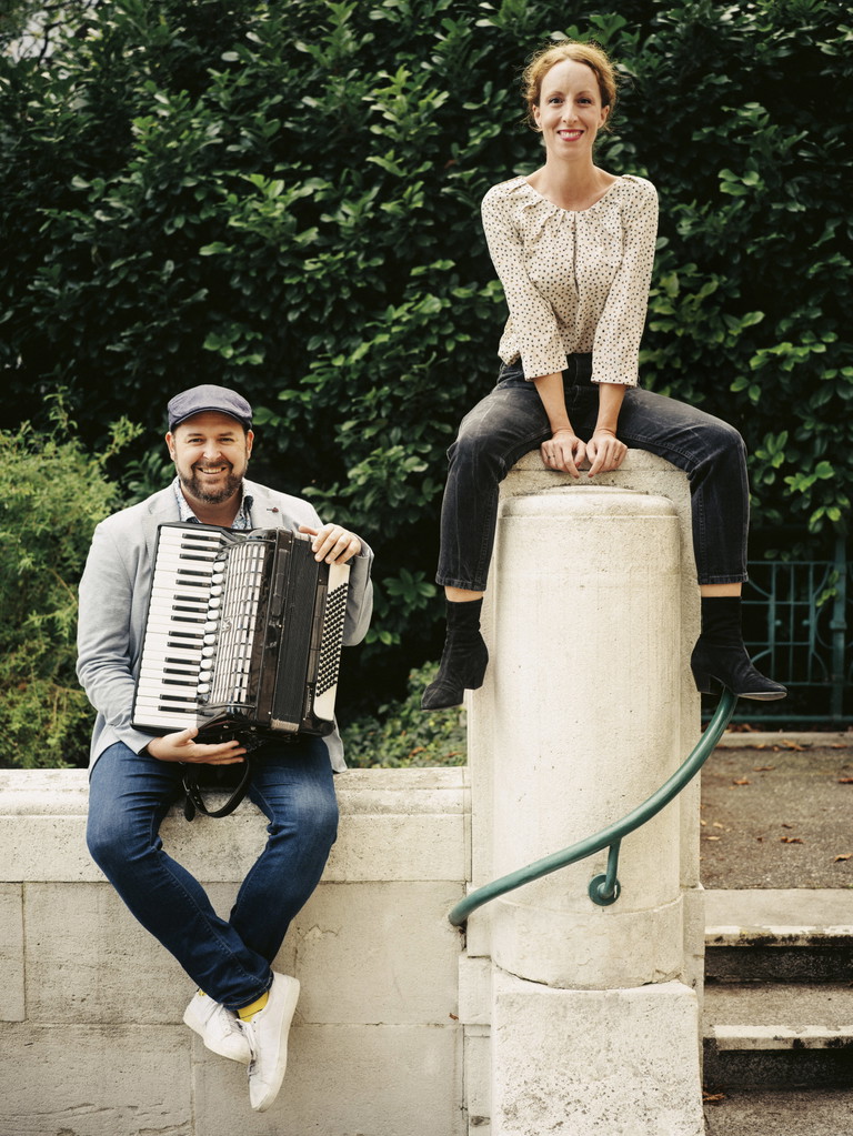 Helmut Stippich: Der in Kärnten geborene und in Wien lebende Musiker ist Sänger, Akkordeonist, Pianist, Arrangeur und Komponist. Johanna Arrouas: Sie ist eine der singenden und spielenden Publikumslieblinge der Volksoper. Jetzt führt sie auch Regie in „Der Krieg der Knöpfe“, und sie hat das Buch neu übersetzt und bearbeitet.