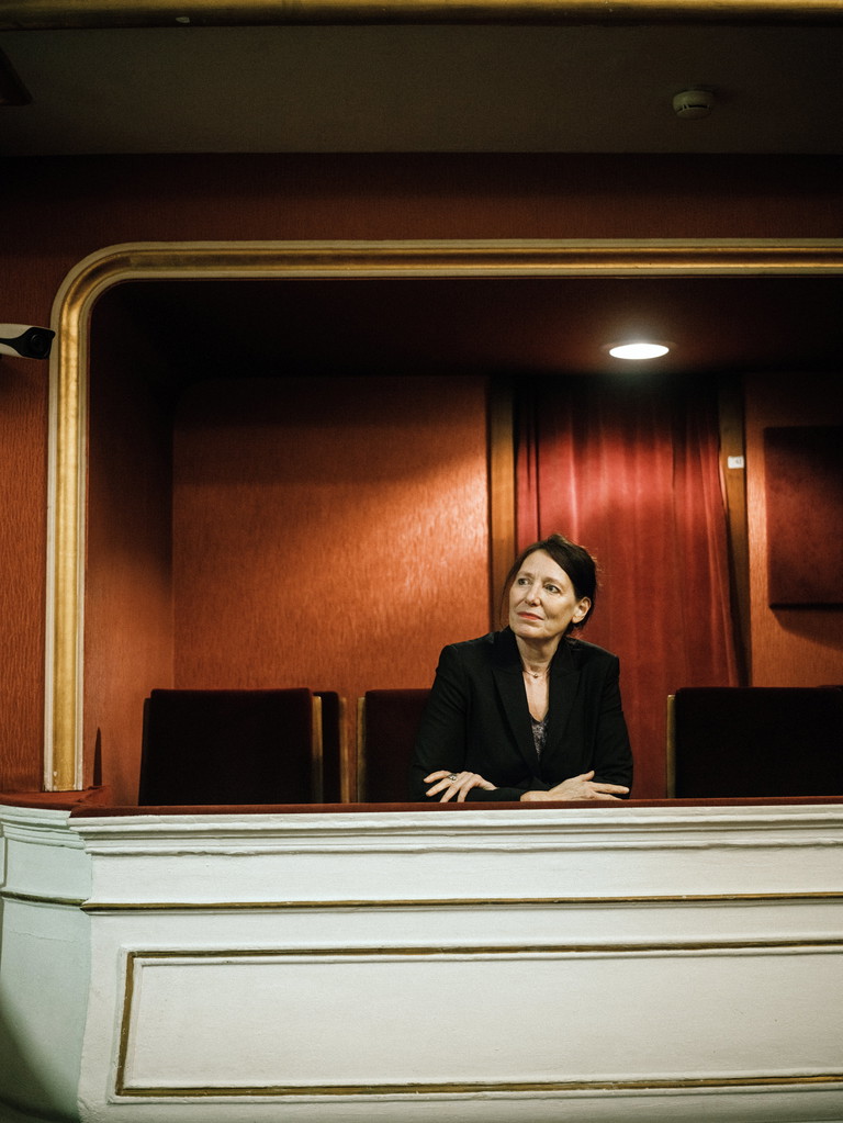 Marie Rötzer hier in einer Loge des Landestheaters in St. Pölten. Seit 2016 leitet sie das Theater, krempelte es um und führte es zu in ganz Europa beachteten Erfolgen. Rötzer, geboren in Mistelbach, arbeitete davor u. a. am Maxim Gorki Theater in Berlin, am Thalia Theater in Hamburg und am Staatstheater Mainz. Ab Saison 2026/27 ist sie die neue Direktorin des Theaters in der Josefstadt.