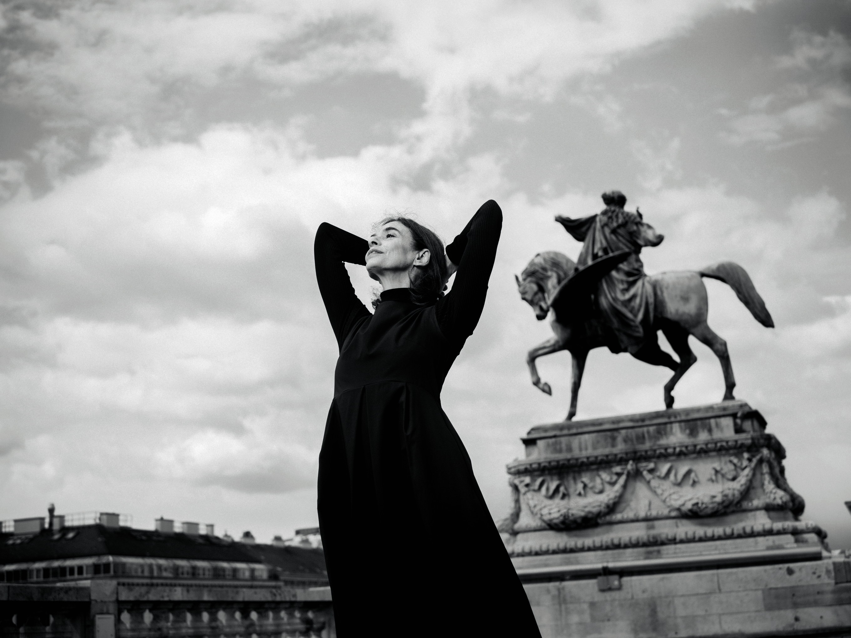 Mit 15 wurde Alessandra Ferri am Royal Ballet in ­London zuerst an der Schule, dann ins Ensemble ­aufgenommen. Später war sie Prima­ballerina an der Scala und in New York. Ihr Comeback gab sie 2013 mit „The Piano Upstairs“, es folgten „Woolf Works“ (Wayne McGregor, 2015), „Duse“ (John Neumeier, 2016) u. v. a. 2024 trat sie ­zurück. Das Foto ­entstand am Dach der Wiener Oper.