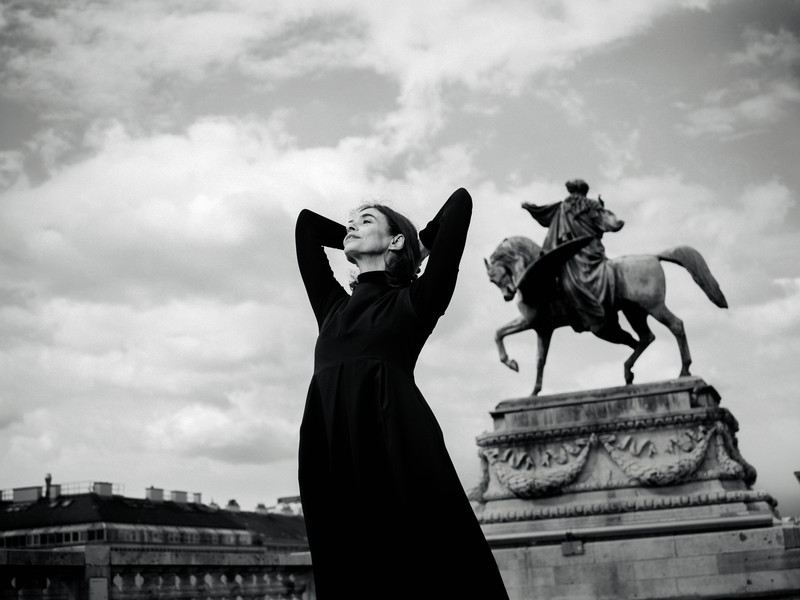 Mit 15 wurde Alessandra Ferri am Royal Ballet in ­London zuerst an der Schule, dann ins Ensemble ­aufgenommen. Später war sie Prima­ballerina an der Scala und in New York. Ihr Comeback gab sie 2013 mit „The Piano Upstairs“, es folgten „Woolf Works“ (Wayne McGregor, 2015), „Duse“ (John Neumeier, 2016) u. v. a. 2024 trat sie ­zurück. Das Foto ­entstand am Dach der Wiener Oper.