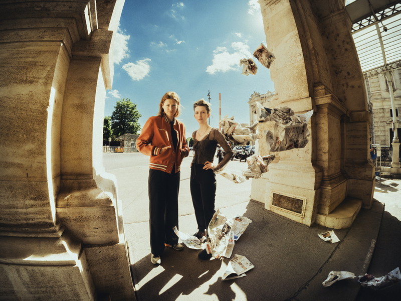 Von Köln nach Wien. Lola Klamroth (links) und Rebecca Lindauer (rechts) wechselten in der Spielzeit 2024/25 vom Schauspiel Köln an die BURG. Auch in der Komödie „Der Revisor“, inszeniert von Mateja Koležnik, stehen sie gemeinsam auf der Bühne.