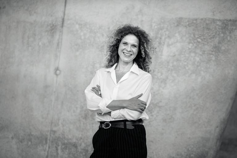 Simone Kabst. „Es gibt viel zu entdecken“ ist ihr Lebensmotto. Kabst spielt die Prostituierte Rowena, mit der Eugene sein „erstes Mal“ erlebt. Kabst ist Schauspielerin &amp; Sprecherin.