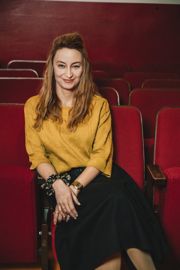 Elisa Weingartner-Niederndorfer  ist Pressesprecherin und Leiterin der Abteilung Digitales ­Marketing am Theater der Jugend. Sie ist 1983 in Linz ­geboren, seit 2016 am Haus und Mutter zweier Kinder im Schulalter.