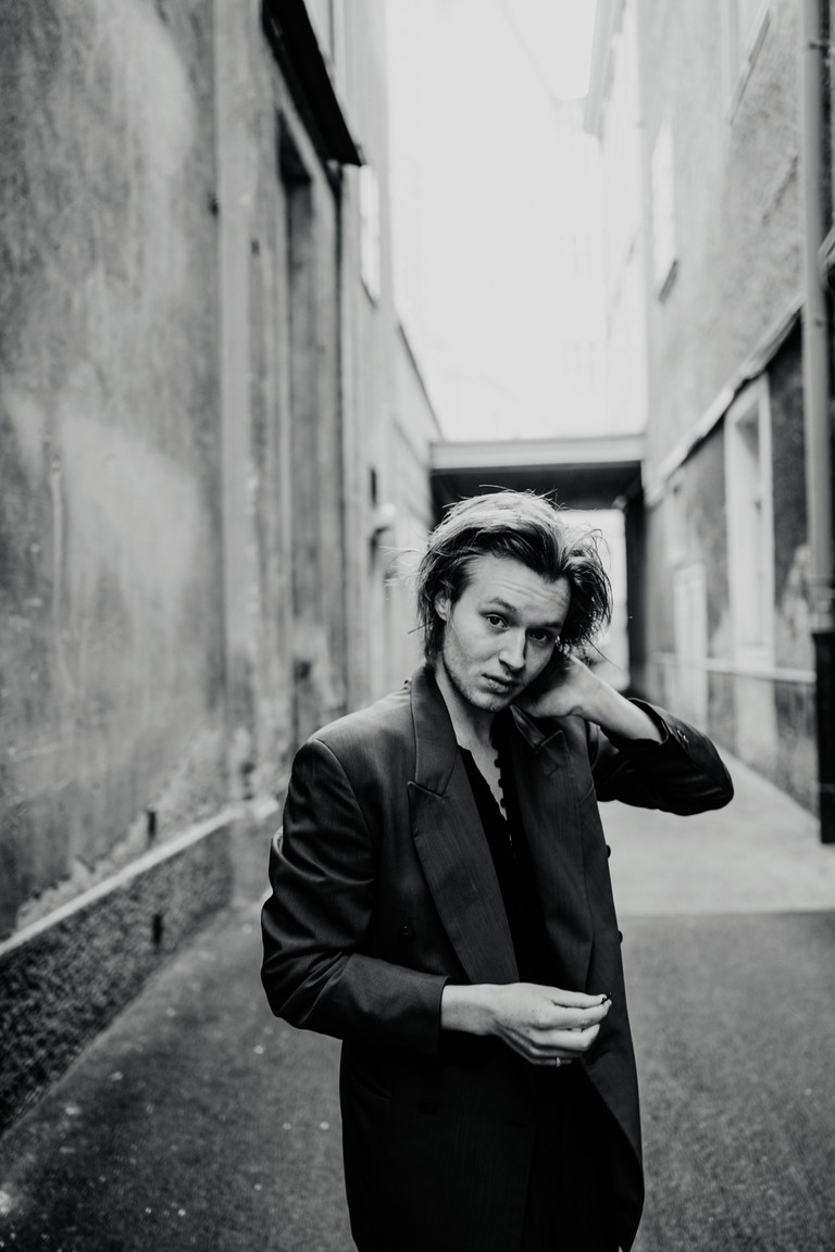 Nils Arztmann. Er ist der Nachwuchsstar der Josefstadt – und wird in Sartres „Schmutzige Hände“, in Shakespeares „Sommernachtstraum“ und in Rinkes KI-Stück „SOPHIA“ zu sehen sein.