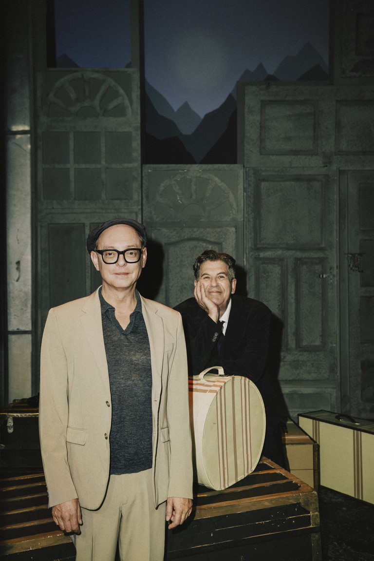 Versuch am Dach.  Thomas Birkmeir und Gerald Maria Bauer haben  für die kommende Saison ein extrem breites Programm zusammengestellt. Der Schneemaschine gefällt’s.