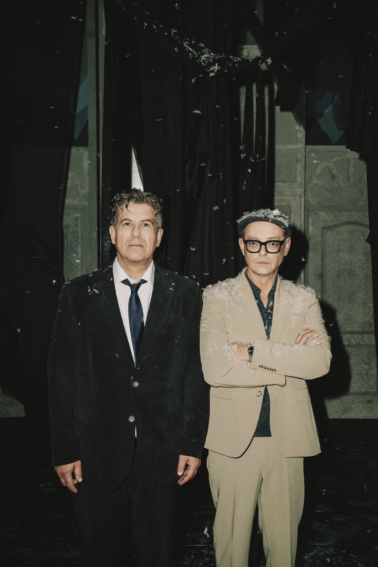 Thomas Birkmeir und Gerald Maria Bauer.  Der Direktor (li.) und sein Chefdramaturg als Opfer  der Schneemaschine des Renaissancetheaters.