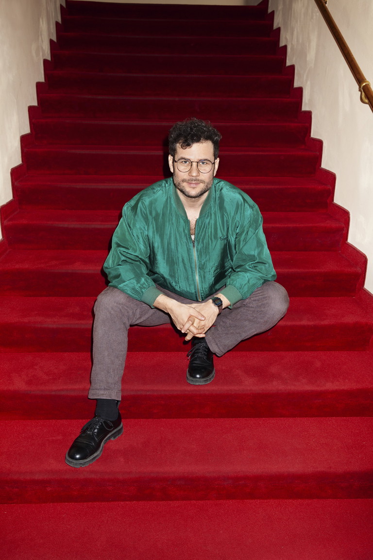 Florian Drexler studierte Jazz-Saxophon am Konservatorium der Stadt Wien und Schauspiel bei Elfriede Ott. Er spielte in diversen Bands, gründete das Künstlerkollektiv „playground“ und arbeitet als freier Schauspieler, Regisseur und Theaterpädagoge. Für die Oper „aKTION nILPFERD“ schrieb er das Libretto, übernahm die Regie und wurde für diese Leistung mit einer „Stella“-Nominierung belohnt. Mit „Hamed und Sherifa“ gibt er sein Debüt an der Kammeroper.