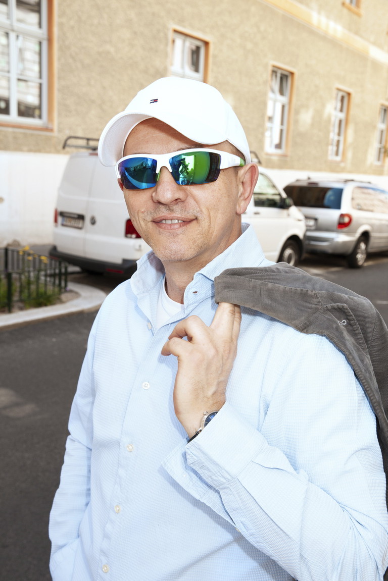 Josef E. Köpplinger leitet seit 2012 das Staatstheater am Gärtnerplatz in München. Der Niederöster- reicher studierte Klavier, Gesang und Musikpädagogik und ist als freischaffender Regisseur für Oper, Operette, Musical und Schauspiel international tätig. Im Theater in der Josefstadt inszenierte er zuletzt 2022 „Jeder stirbt für sich allein“. Heuer wurde ihm das Österreichische Ehrenkreuz für Wissenschaft und Kunst I. Klasse verliehen.
