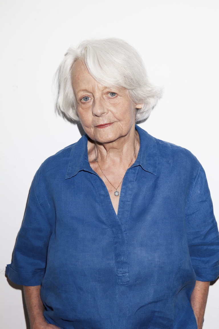 Lore Stefanek als Chorführerin.