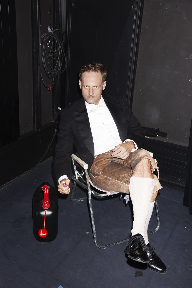Dominic Oley als Brandstifter.