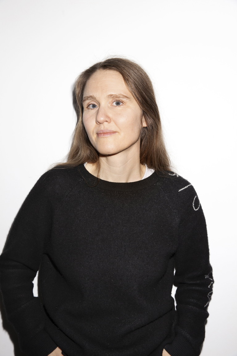 Leonie Böhm wuchs in Heilbronn auf, studierte zunächst Bildende Kunst, später Schauspielregie. Ihre Zürcher „Medea*“ wurde zum Theatertreffen 2021 eingeladen.
