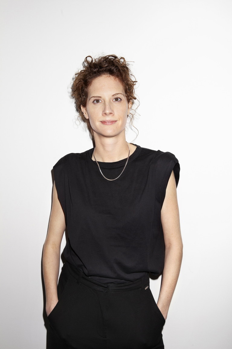 Julia Riedler wurde 1990 in Salzburg geboren und studierte Schauspiel in Hamburg. Ab 2015 gehörte sie zum Ensemble der Münchner Kammerspiele, seit 2020 arbeitet sie frei.