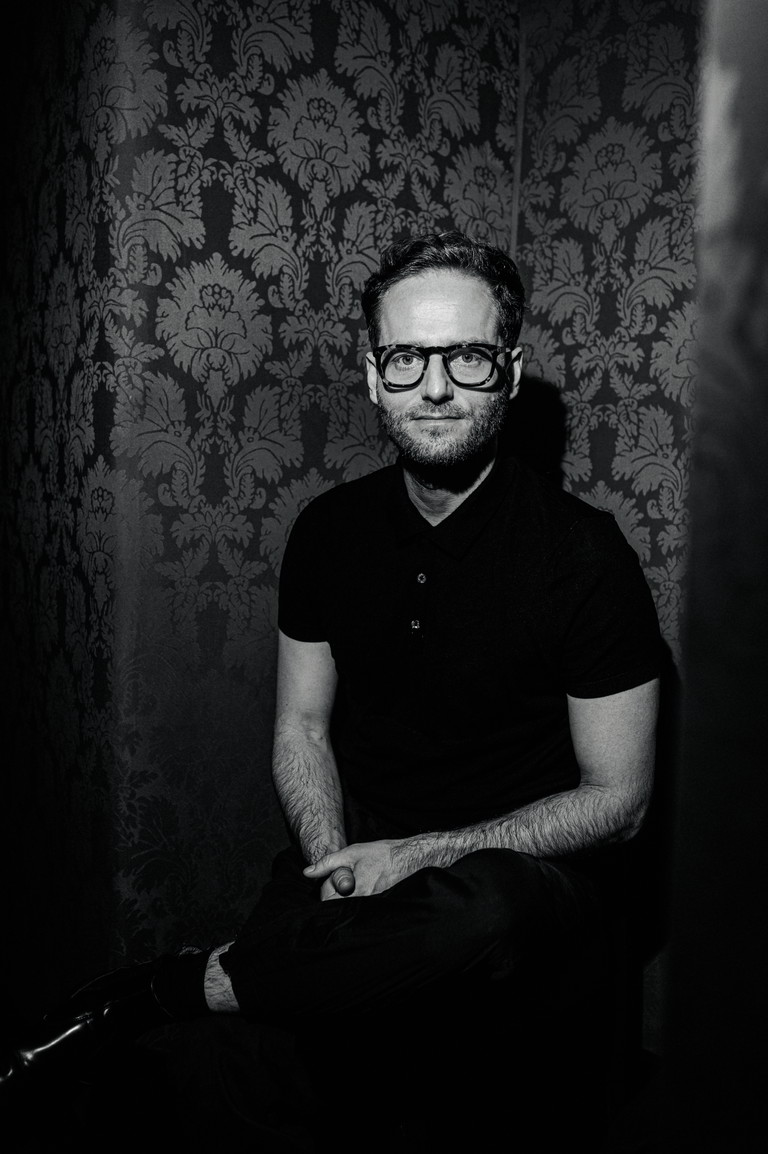 Dominic Oley. Als Schauspieler brillant, als Regisseur ebenso. Was er macht, wird rasant lustig. In den Kammerspielen darf er fünf Schauspieler durch vierzig Rollen domptieren.